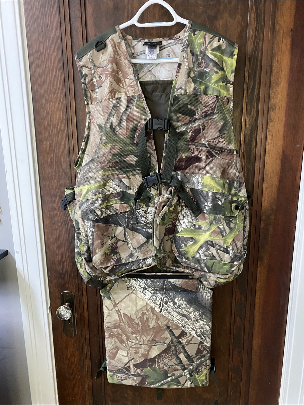 Men's Fieldline Camo Hunting Vest with seat cushion - size 38-44 (med-large)